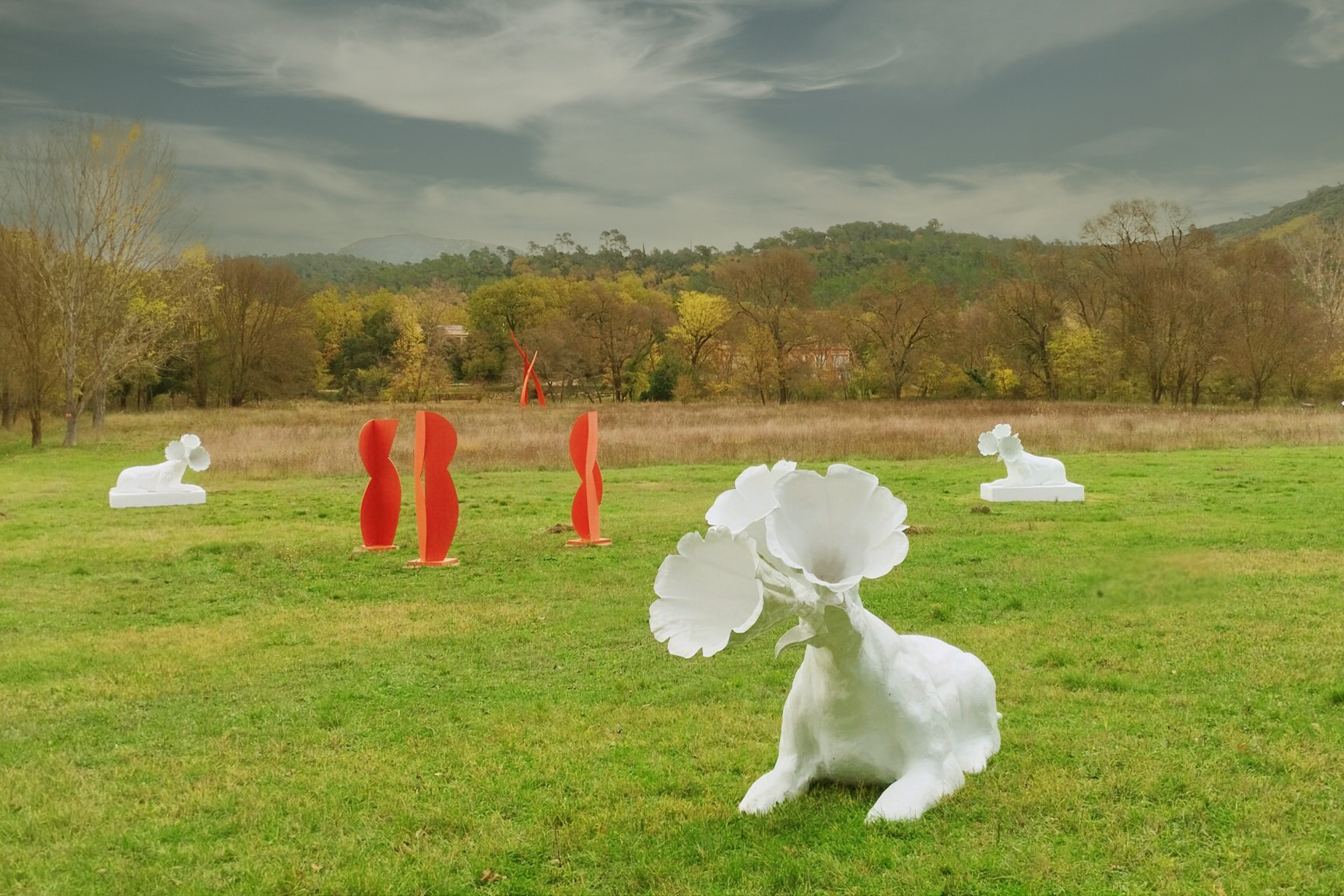 Sculptures dans le jardin du centre d'art de Chateauvert